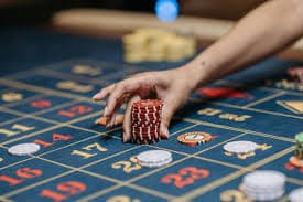 Pengguna menikmati permainan sportsbook dan slot online menggunakan perangkat mobile di slot80